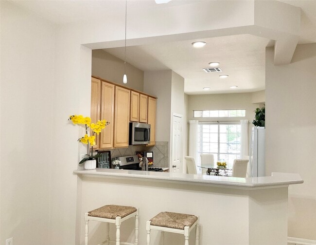 Building Photo - 186 N Valley Oaks Cir