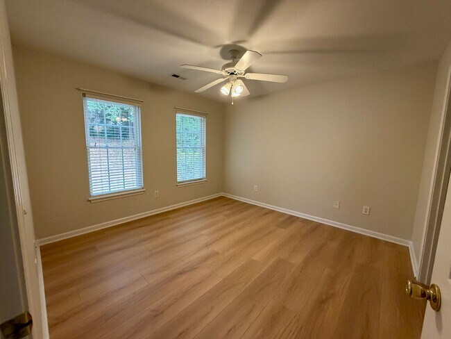 Building Photo - 121 Grand Oak Cir
