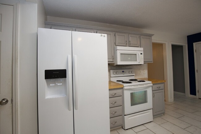 Building Photo - Charming 3 Bedroom, 2,5 Bath home with hug...