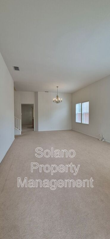 Building Photo - 2080 Mariposa Dr