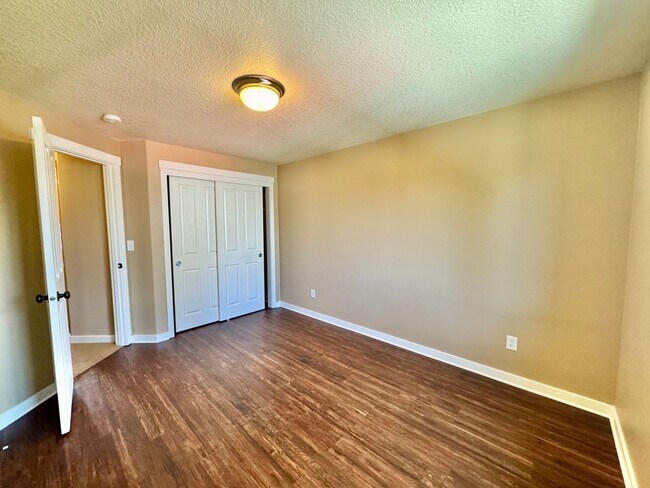 Building Photo - COMING SOON - EZ access to 205 within minu...