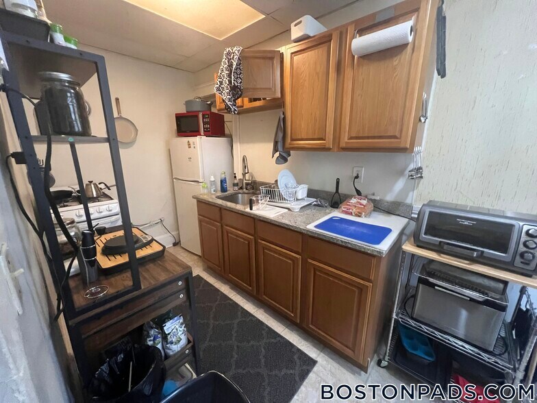 Building Photo - 53 Fellsway W