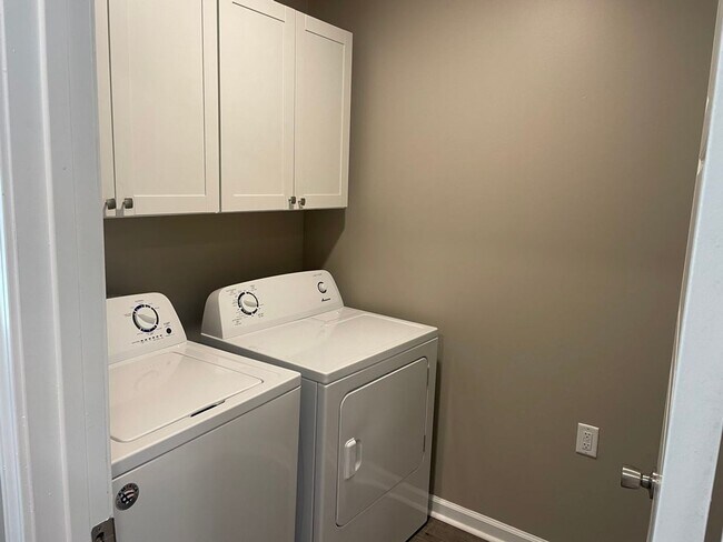 Building Photo - Move-in Special! 1/2 off first month's rent!