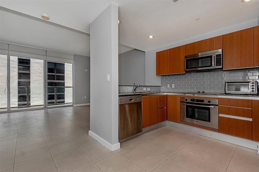 Building Photo - 1050 Brickell Ave