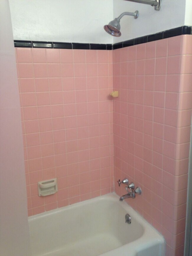 Building Photo - 3BR Normaltown Charmer