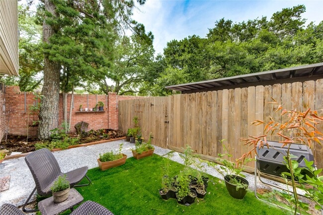 Building Photo - 13050 Trail Hollow Dr