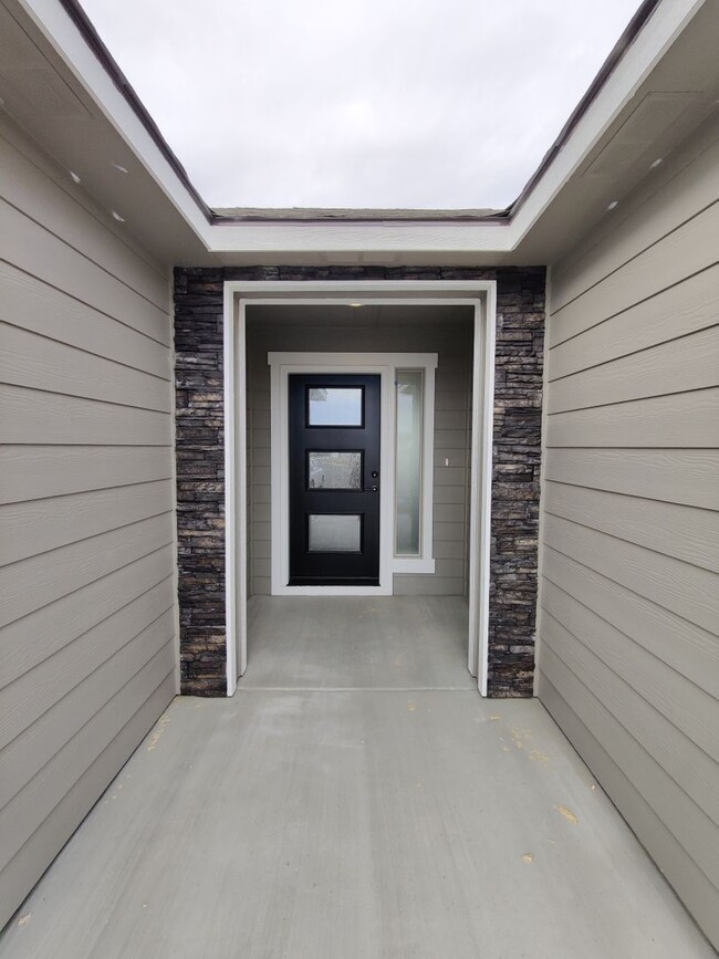 Building Photo - Newer Build in West Pasco