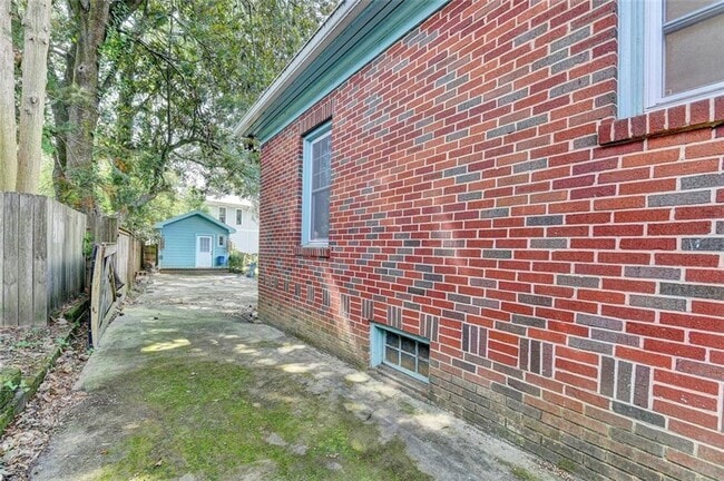 Building Photo - 309 S Columbia Dr