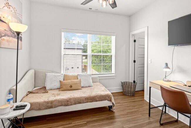 Building Photo - 1572 W Cato Springs Rd