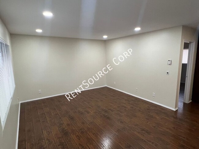 Building Photo - Gated 2 Bedroom 1 Bath Condo For Rent in P...