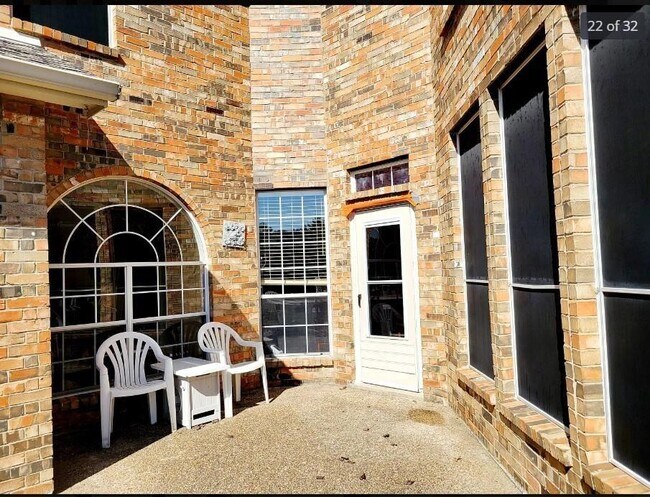 Building Photo - 4320 Burnhill Dr