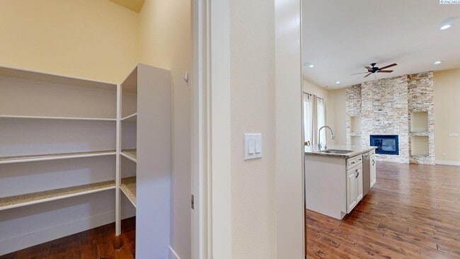 Building Photo - 4 bed, 4 bath home in Kennewick