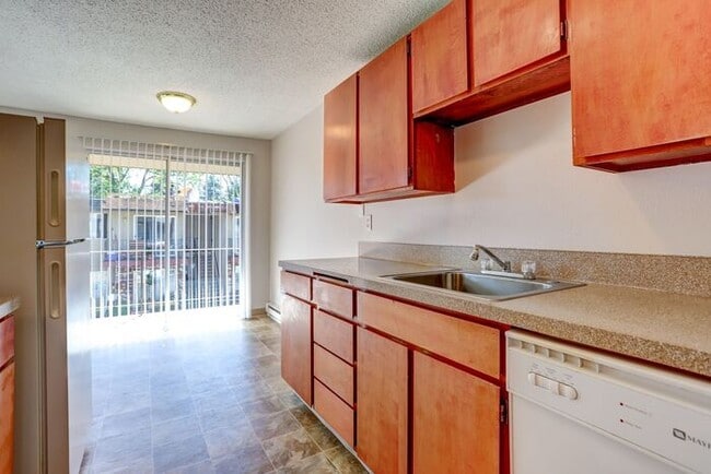 Building Photo - Remodeled 2x1 unit Ground level unit!