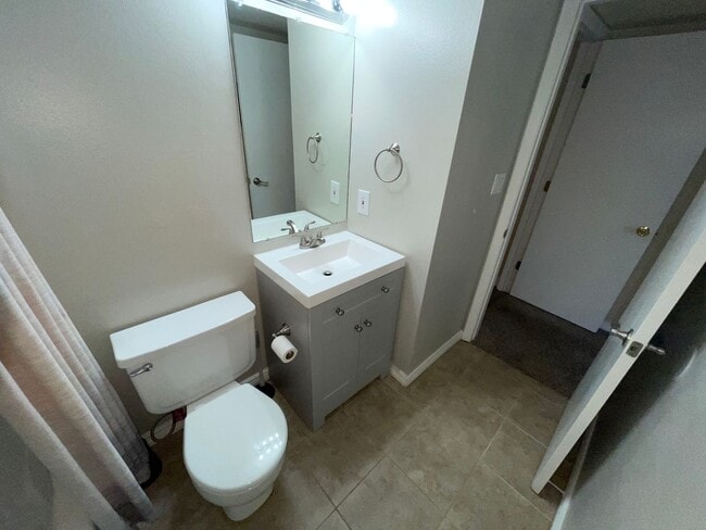 Building Photo - Updated 2 Bedroom, 2 Bath Condo (Available...