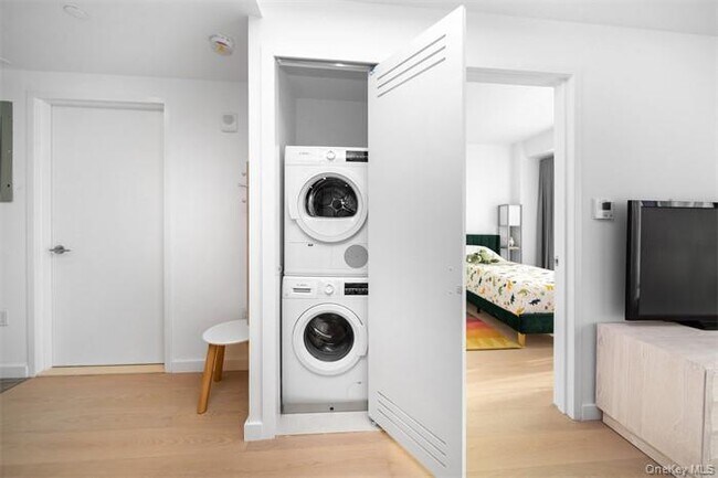 Building Photo - 33-71-71 Prince St