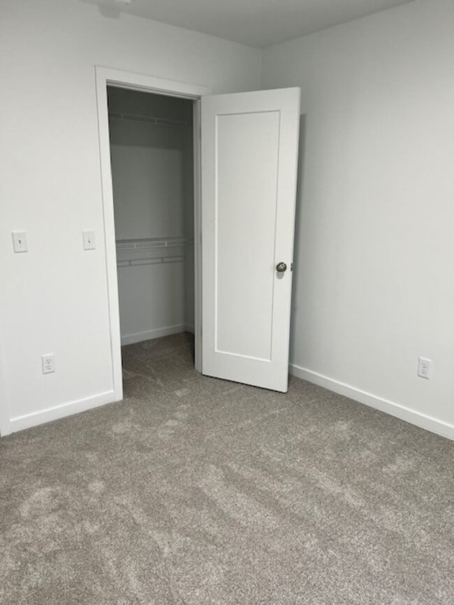 Building Photo - 4 BR HOME IN NIXA!