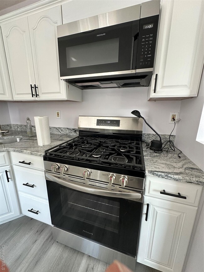 Building Photo - 33 Goldenrod Ave