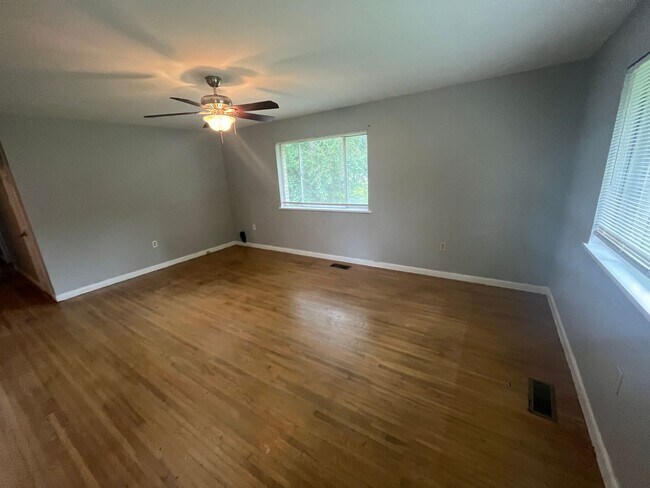 Building Photo - Nuce 3 br. Home for rent near LR Air Force base