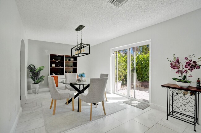 Building Photo - 9841 NW 9th Ct