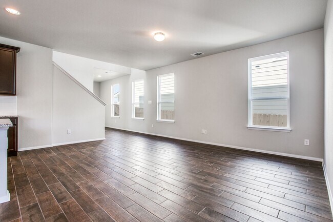 Building Photo - Newer cottage home in Cloverleaf community...
