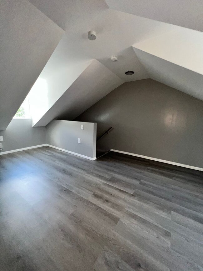 Building Photo - 3 Bedroom, 1 Bath Home Available For Rent