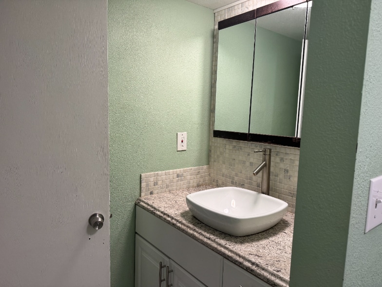 Building Photo - 5561 S Willow Ln