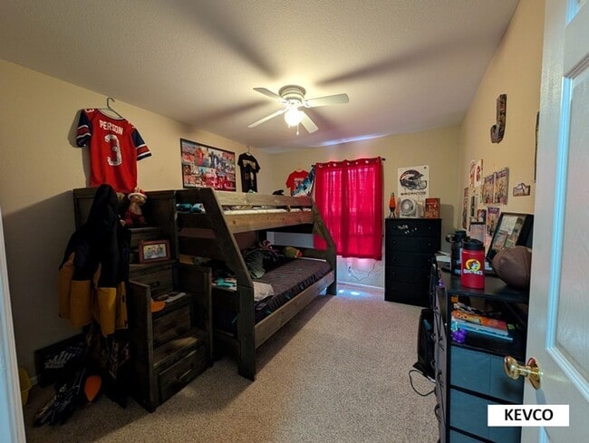 Building Photo - Bright Townhome Near Shopping and Food!