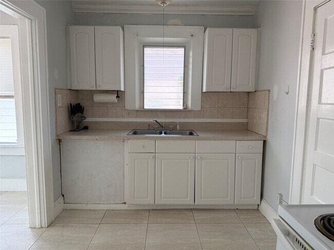 Building Photo - 1621 Van Buren St