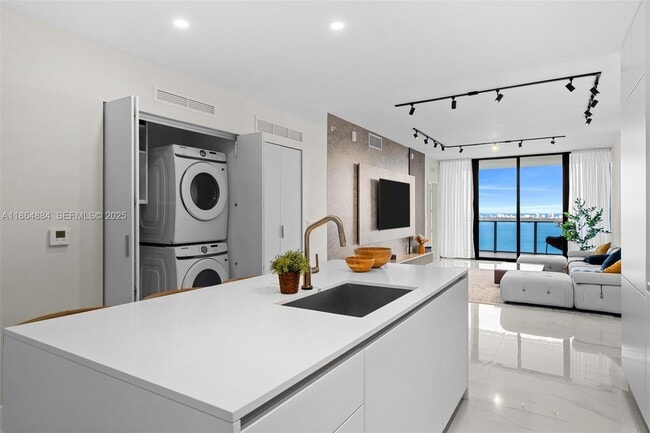 Building Photo - 700 NE 24th St