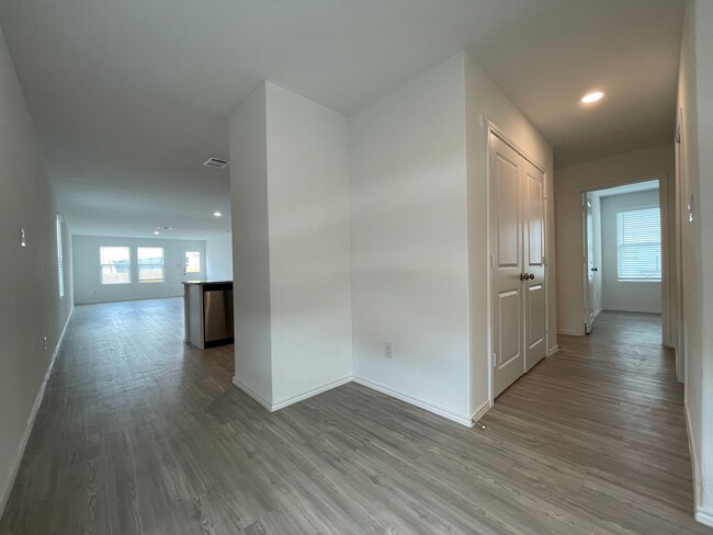 Building Photo - Single Family Home For Rent