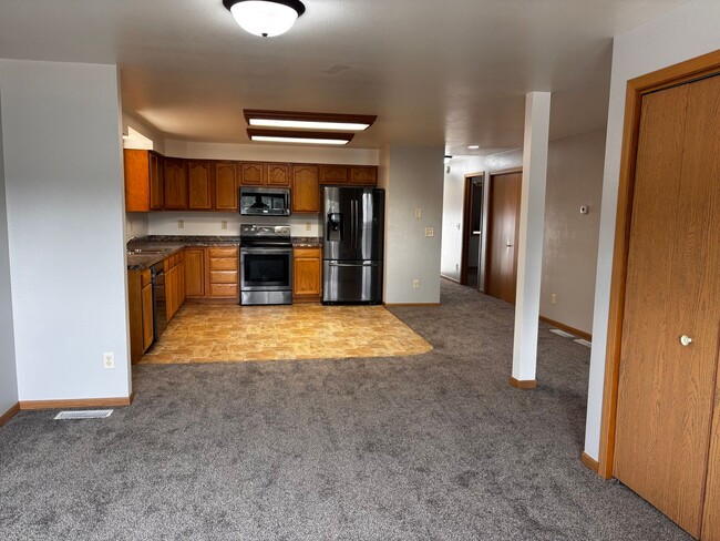 Building Photo - 1008