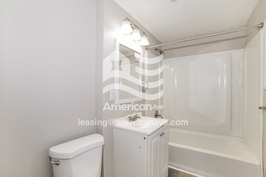 Building Photo - 318 E Thrush Ave