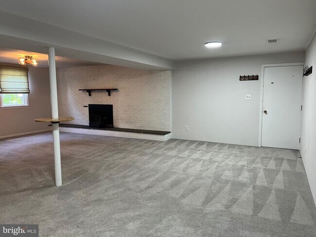 Building Photo - 8711 Braeburn Dr