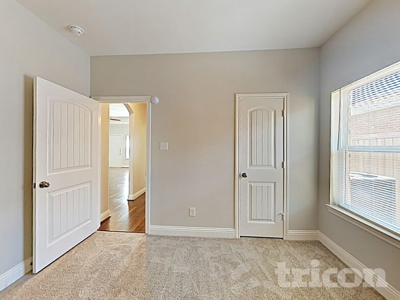 Building Photo - 1002 Woodcrest Dr