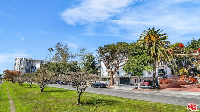 Building Photo - 305 San Vicente Blvd