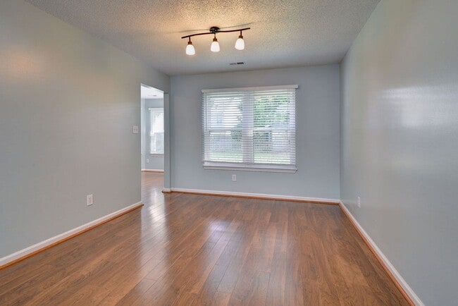 Building Photo - Well Maintained Coventry Home