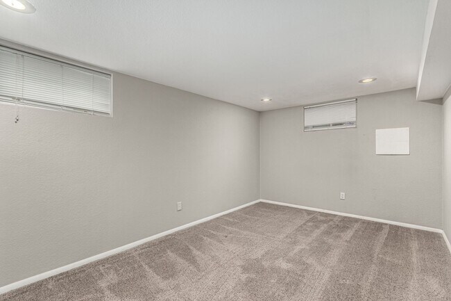 Building Photo - 1463L Dahlia St