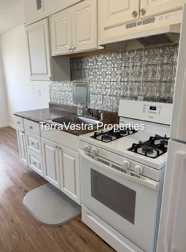 Building Photo - 1 Bed in Barclay Towers! Eligible for $500 Security deposit.