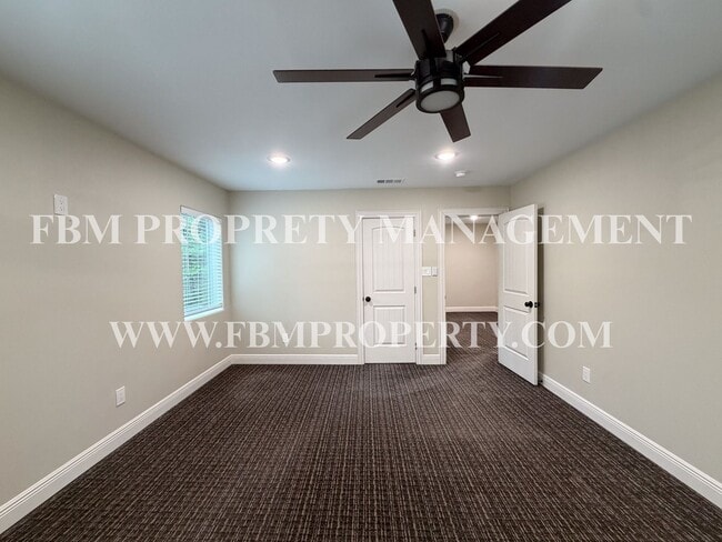 Building Photo - 338 Post Oak Dr