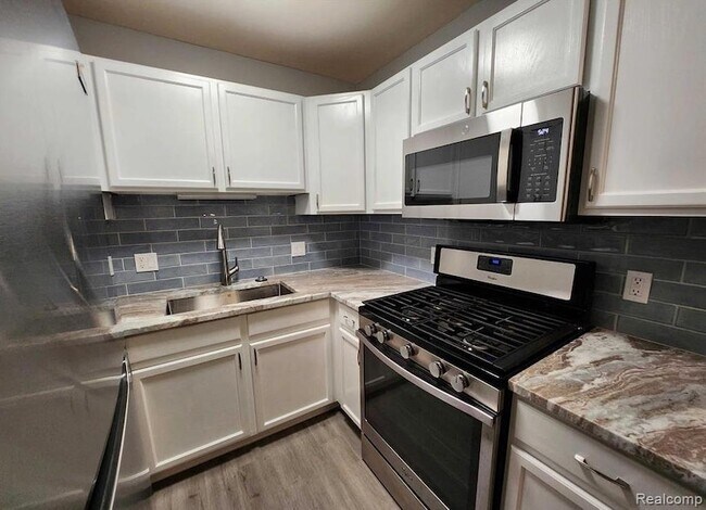 Building Photo - 2445 Torquay Ave