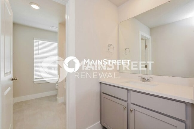 Building Photo - 3 Bedroom Pet-Friendly Home in Deland, FL with Main Street Renewal