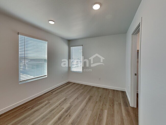 Building Photo - 18458 W Honeysuckle Dr