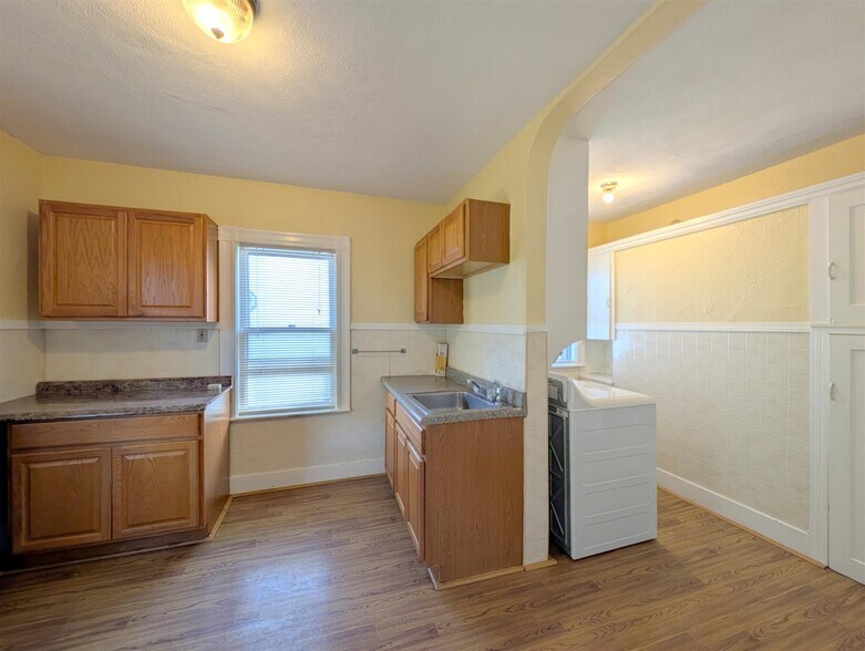 Building Photo - 58 Monument St