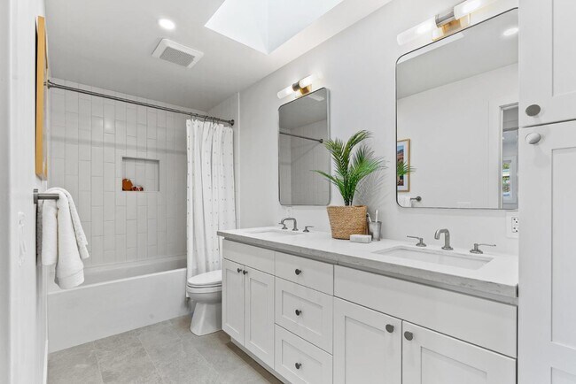 Building Photo - 880 Pinehurst Dr
