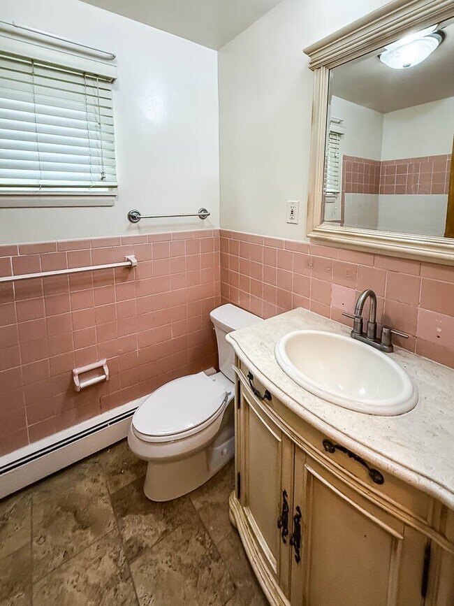 Building Photo - 14 Suburbia Ct