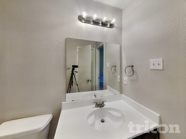 Building Photo - 1110 Sage Brush Tr