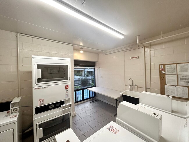 Building Photo - Beautiful 2BD/2BA Fully Remodeled w/ Reser...