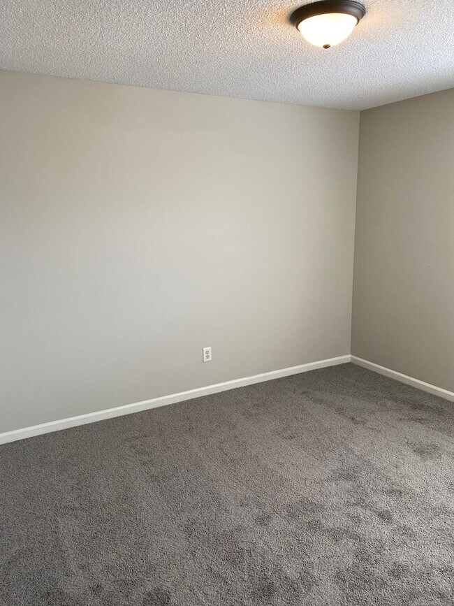 Building Photo - You can't miss this DEAL!