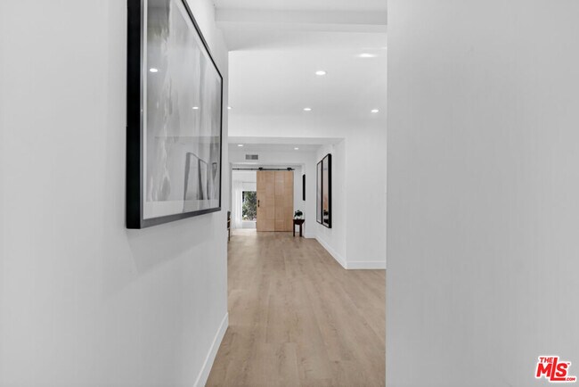 Building Photo - 418 N Bowling Green Way