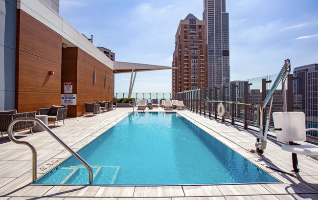 Rooftop Pool - 1140 S Wabash Ave